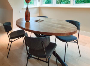 Oval dining table with four trendy chairs